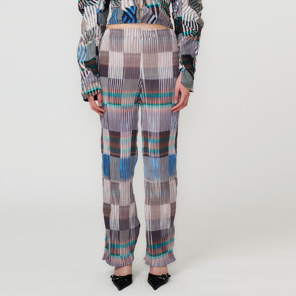 Close detail photo of model wearing the Jack Trouser - Holm.