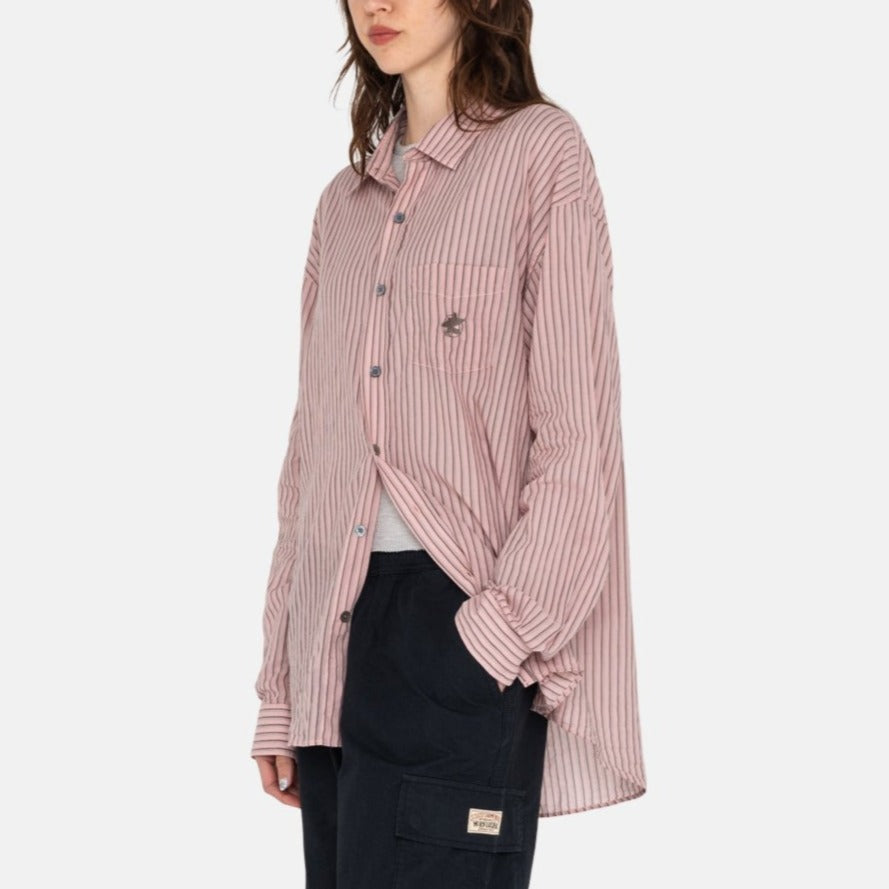 Side detail photo of a model wearing the Lightweight Classic Shirt - Brick.