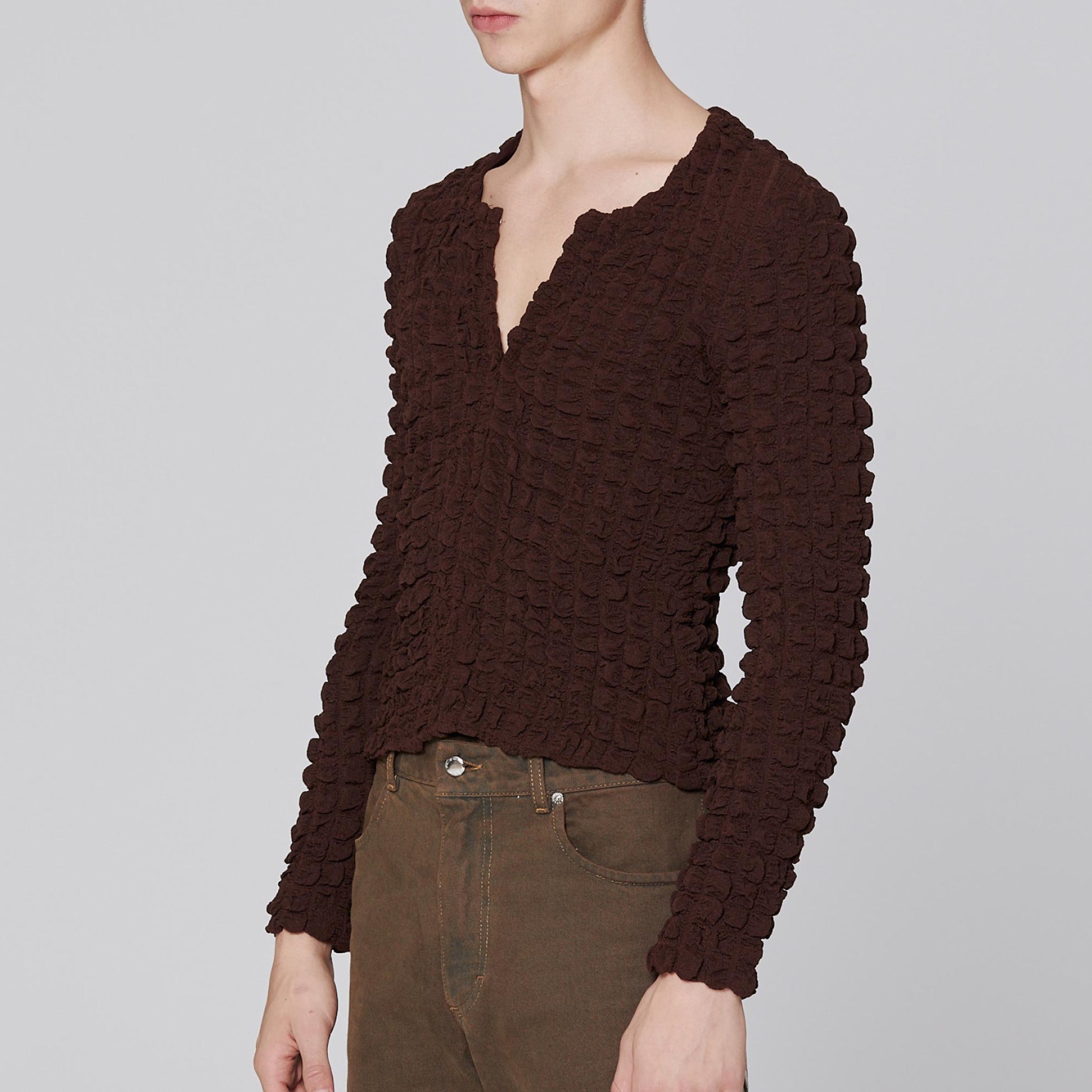 Side detail photo of model wearing the Bubble Cardigan - Umber .
