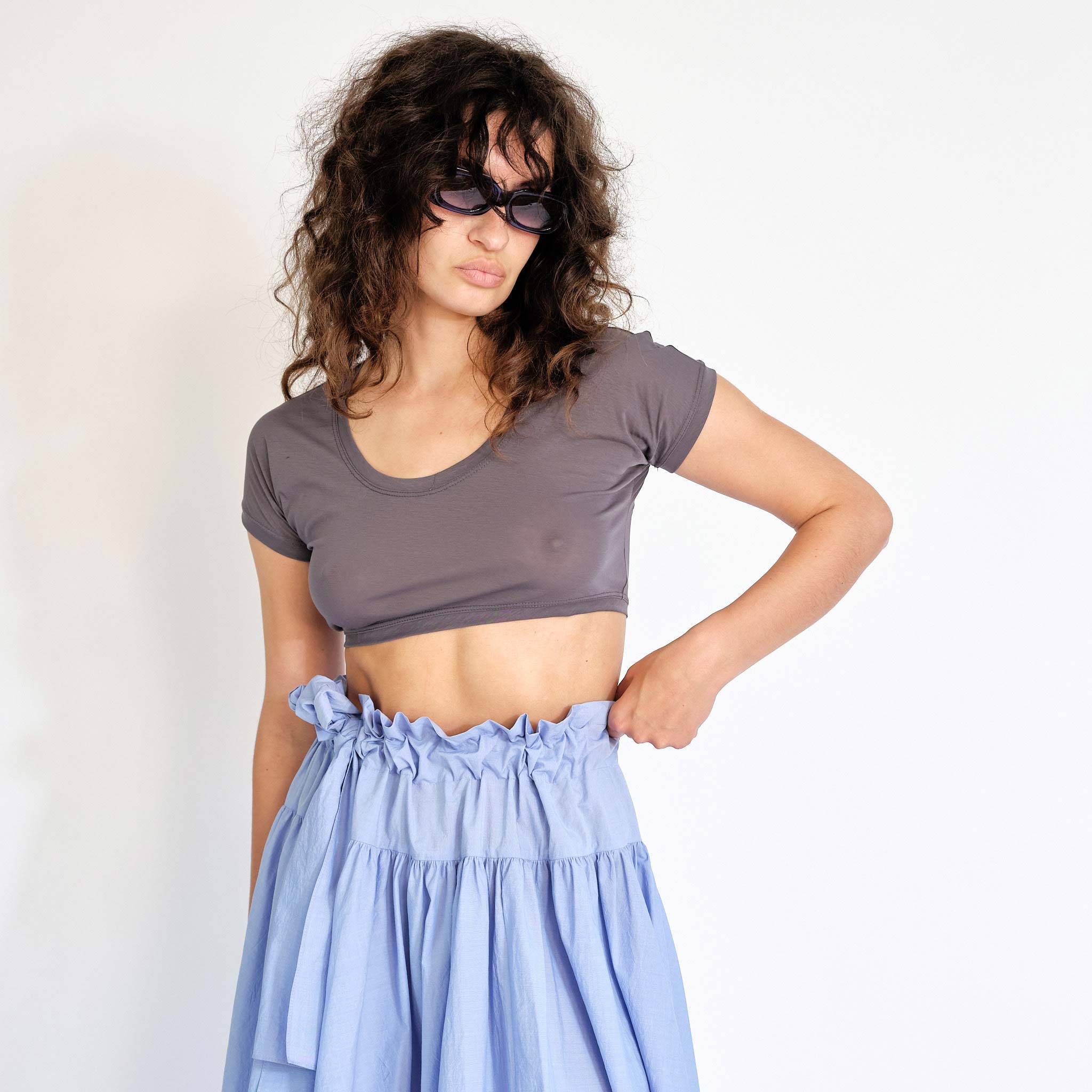 A model wears the super cropped medium grey Joni Tee from Maryam Nassir Zadeh - front view.