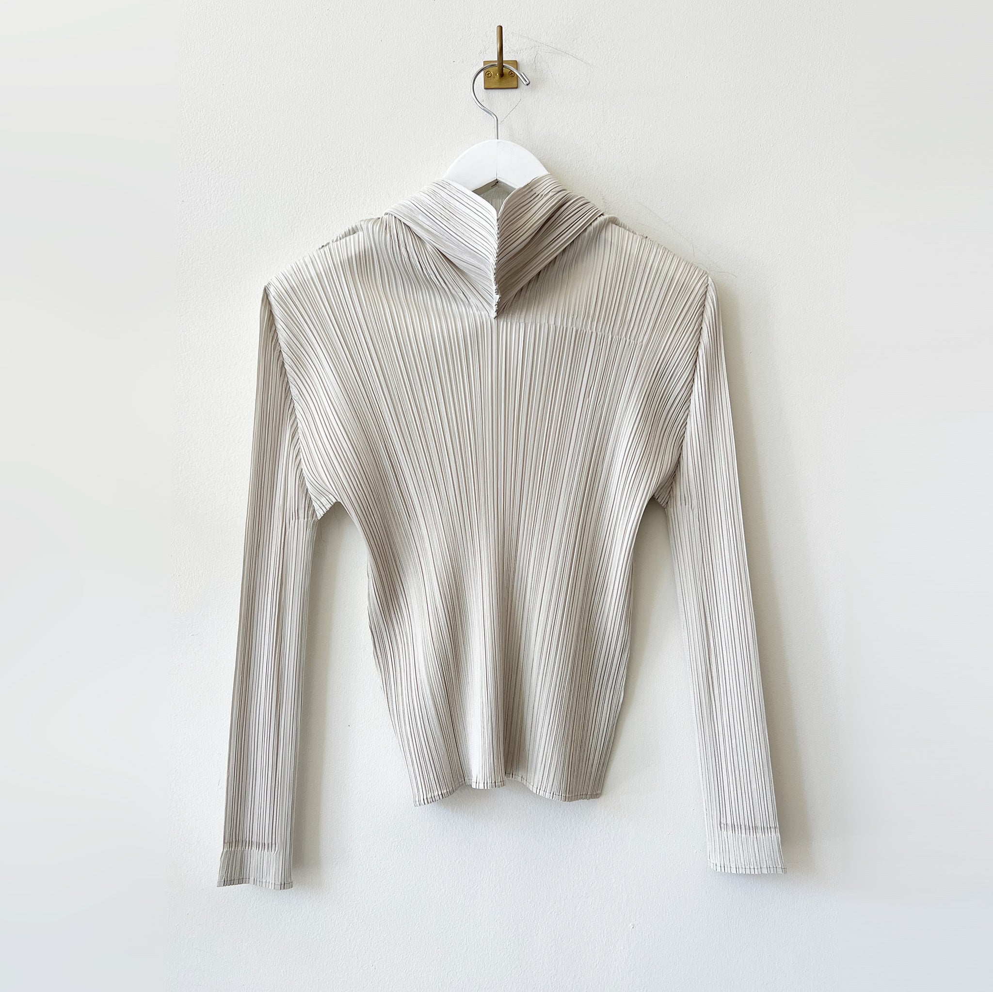 Fitted pleated light grey hoodie with an exaggerated cowl neckline.