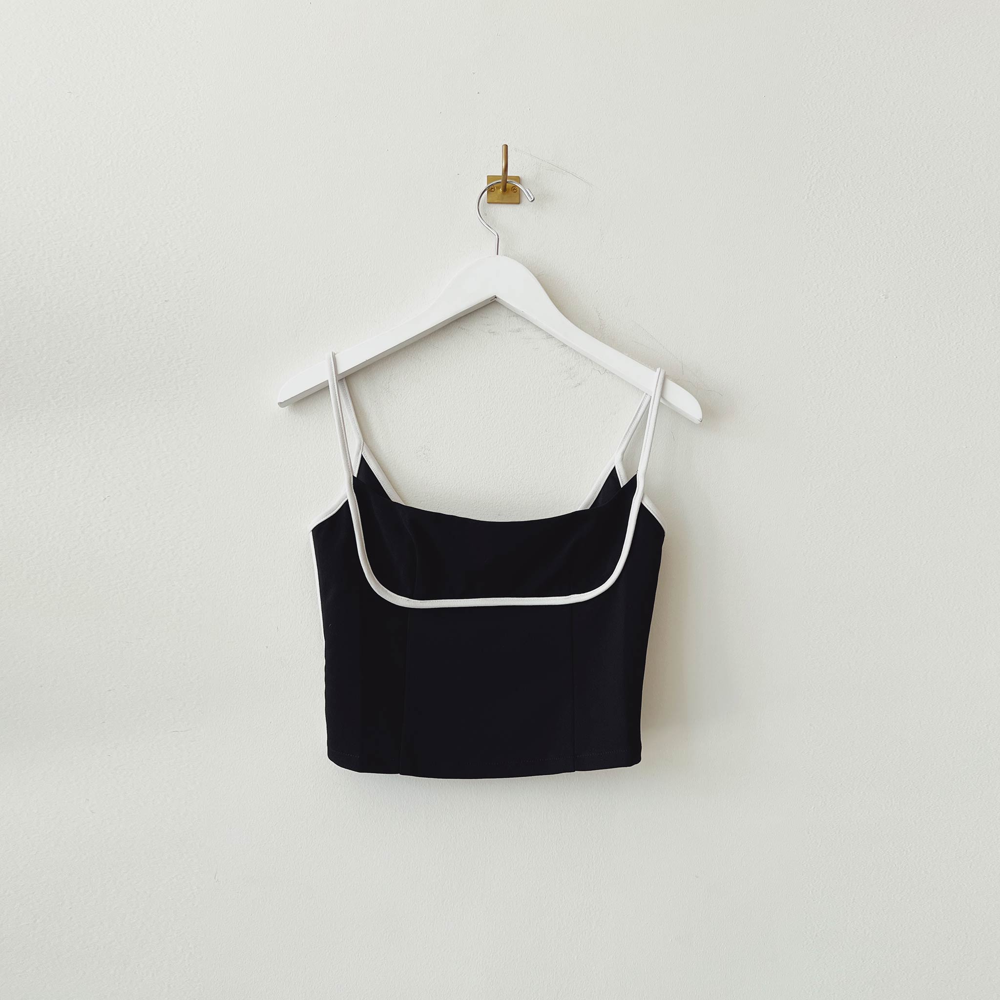 Close flat photo of theTennis Tank - Black / White.