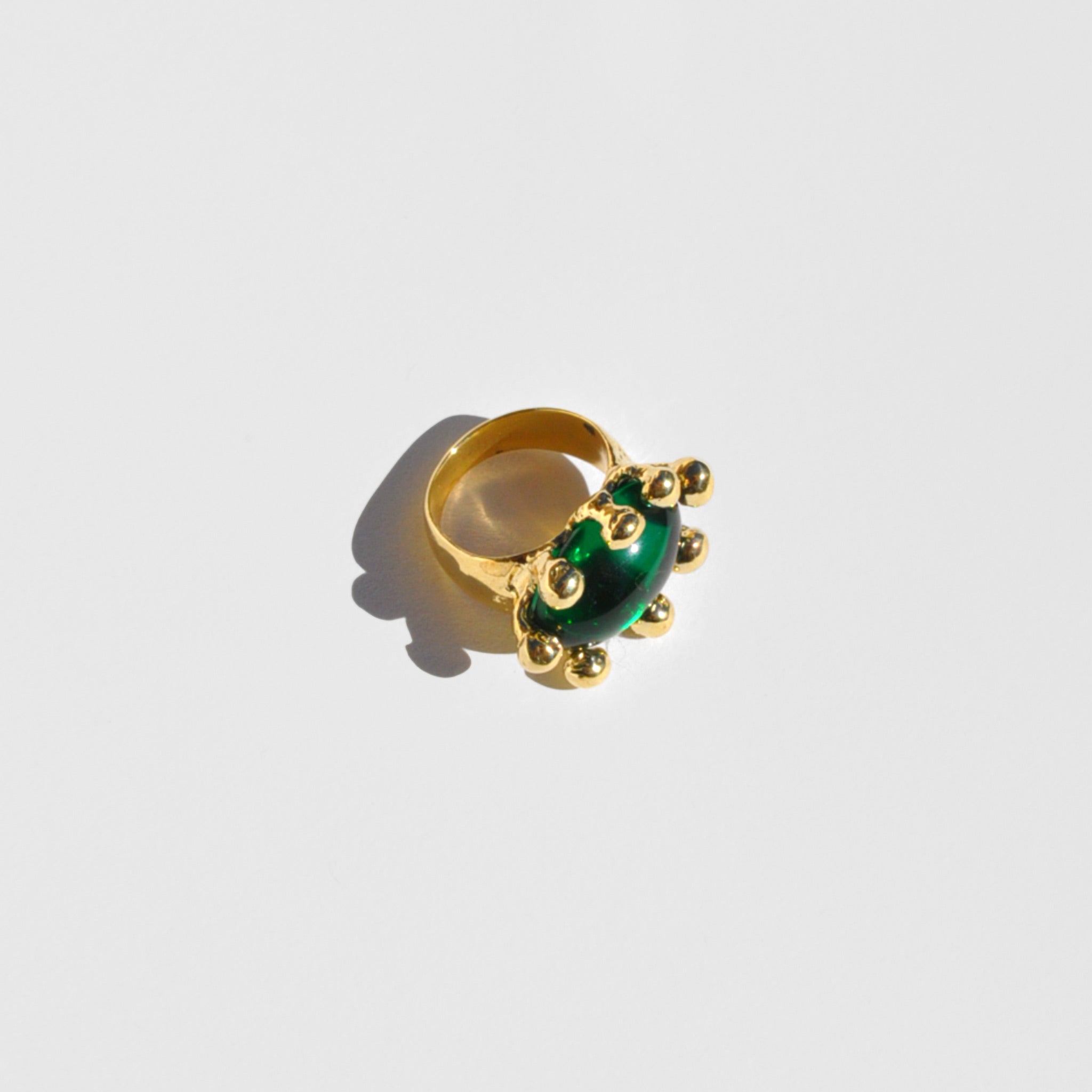 Side image of the diva ring in emerald by Mondo Mondo.