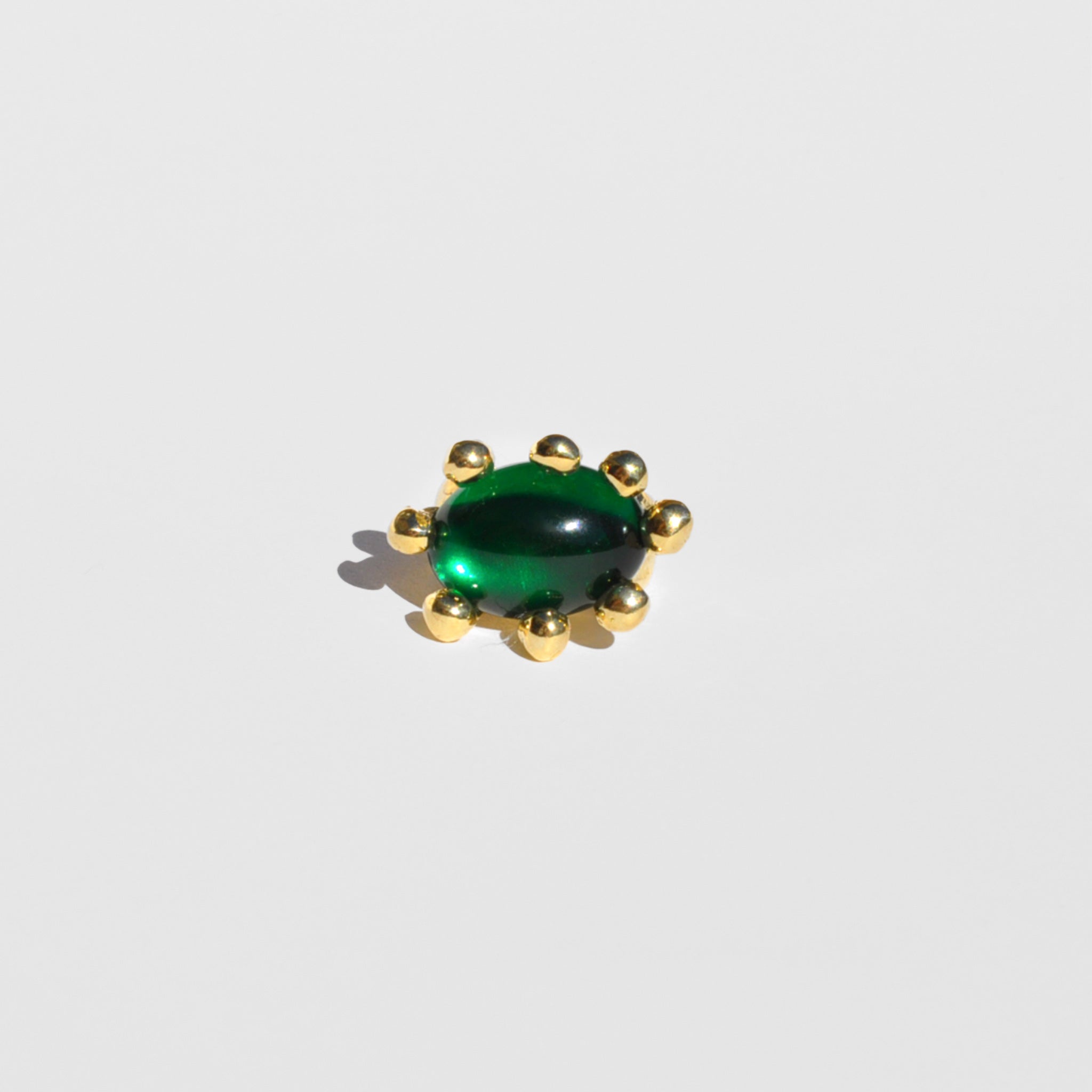 Front image of the diva ring in emerald by Mondo Mondo.