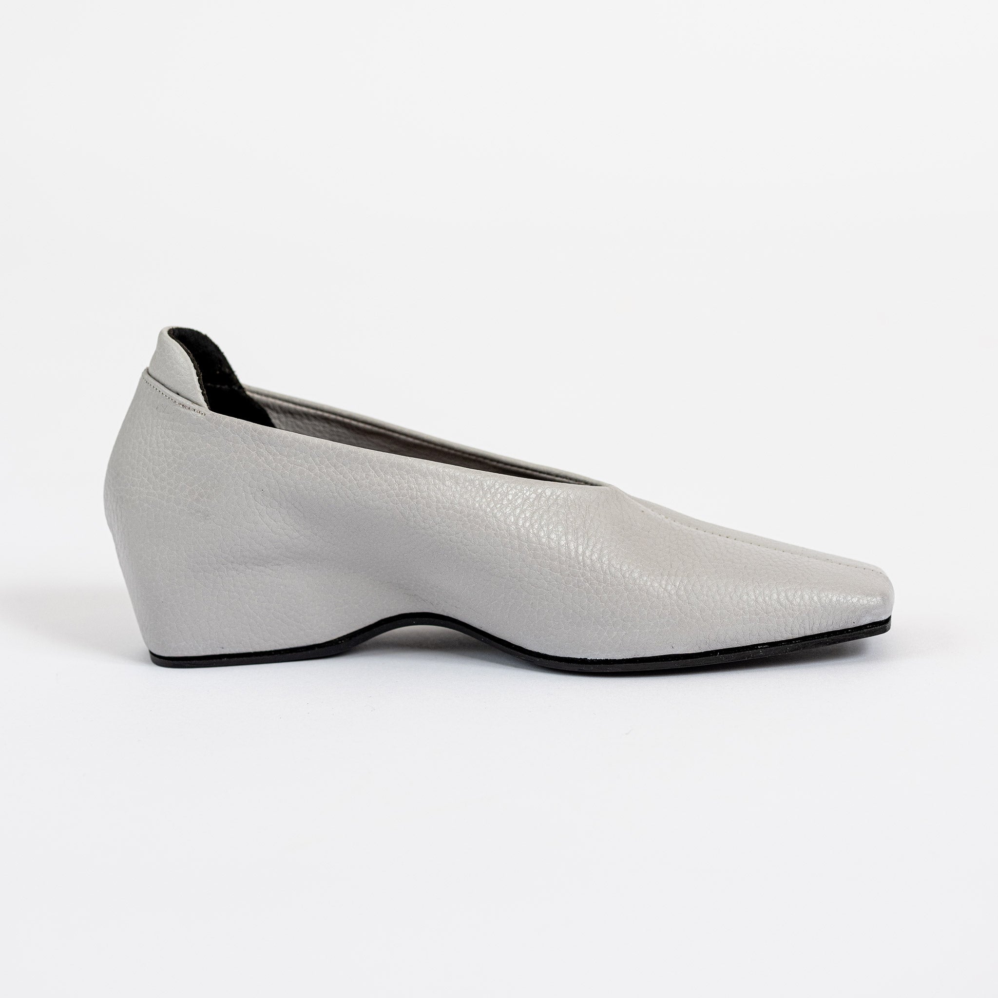 Side flat photo of the Filoso Shoe - Light Grey