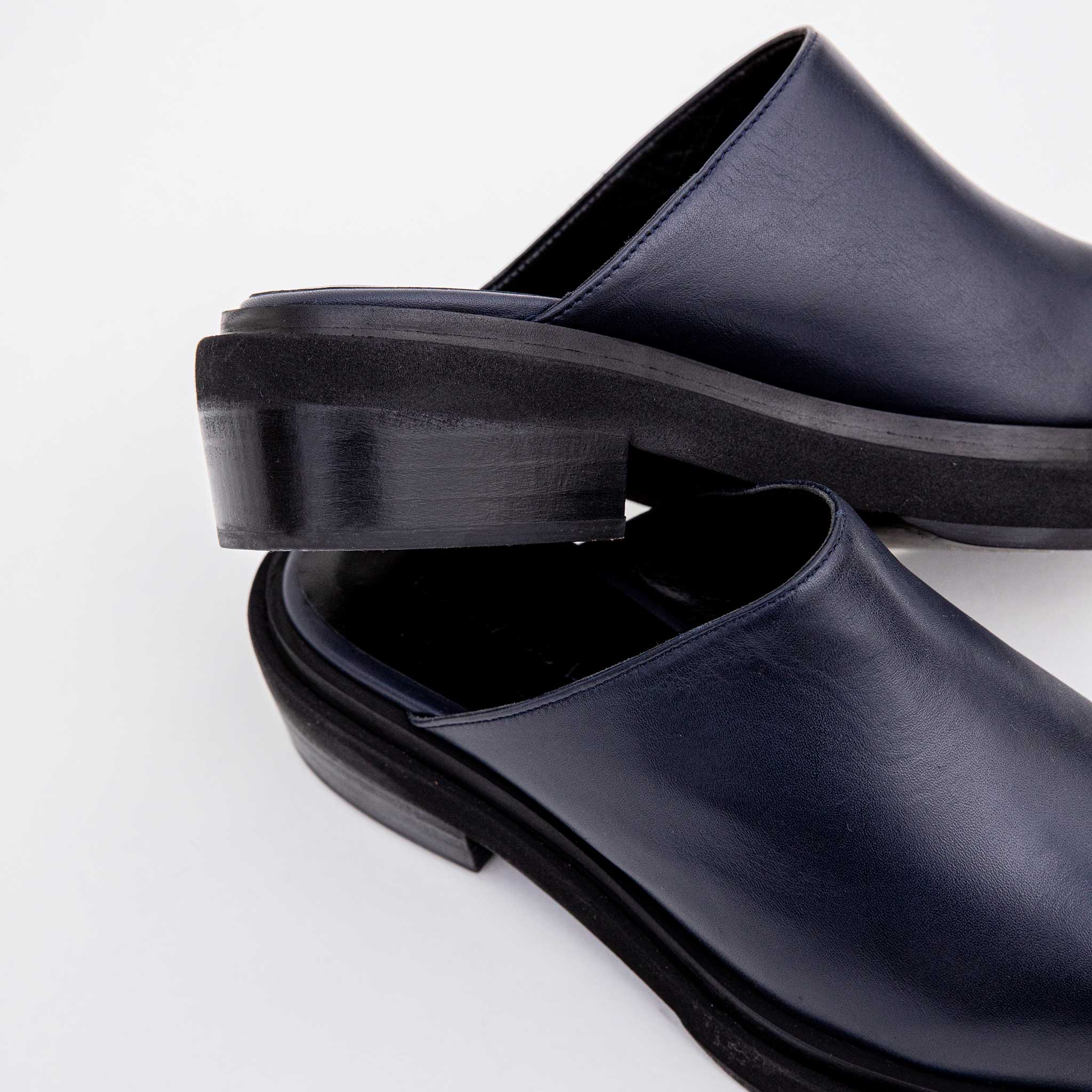 Close detail photo of the heel on the Zoe Clog - Black.
